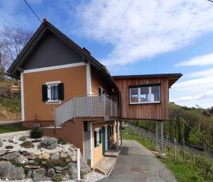 uma casa com uma varanda ao lado em Ferienhaus Urschitz em Eichberg Arnfels