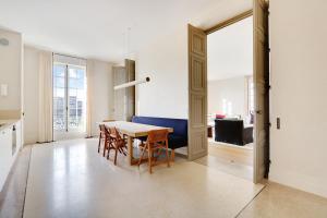 eine Küche und ein Esszimmer mit einem Tisch und Stühlen in der Unterkunft Pick A Flat's Apartment in Invalides - Rue de Constantine in Paris