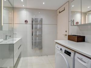 A bathroom at Marina Duplex by Hello Homes Sitges