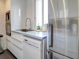 A kitchen or kitchenette at Marina Duplex by Hello Homes Sitges