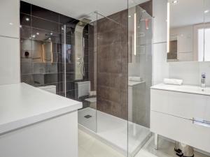 A bathroom at Marina Duplex by Hello Homes Sitges