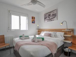 A bed or beds in a room at Marina Duplex by Hello Homes Sitges