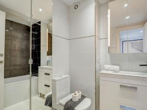 A bathroom at Marina Duplex by Hello Homes Sitges