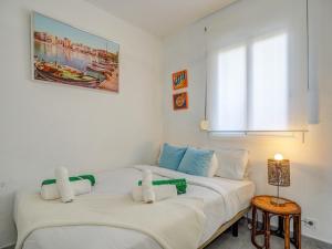 A bed or beds in a room at Marina Duplex by Hello Homes Sitges