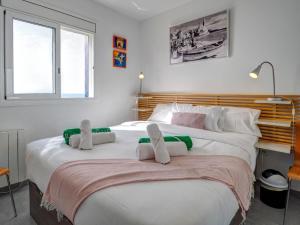 A bed or beds in a room at Marina Duplex by Hello Homes Sitges