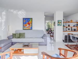 A seating area at Marina Duplex by Hello Homes Sitges