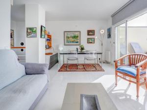 een woonkamer met een bank en een tafel bij Marina Duplex by Hello Homes Sitges in Sitges