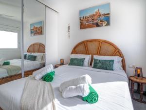 A bed or beds in a room at Marina Duplex by Hello Homes Sitges