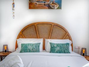 A bed or beds in a room at Marina Duplex by Hello Homes Sitges