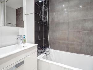 A bathroom at Marina Duplex by Hello Homes Sitges