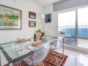 A seating area at Marina Duplex by Hello Homes Sitges