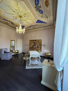 Cette chambre dispose d'un plafond avec une table et des chaises. dans l'établissement B&B Villa degli Aceri, à Carcare