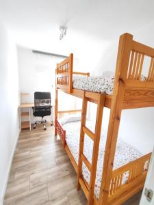 Uma ou mais camas em beliche em um quarto em Apartamento Málaga 300 metros de la playa