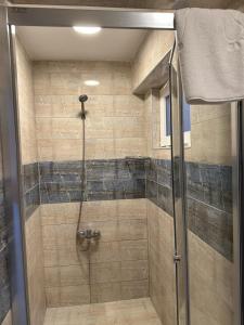 um chuveiro com uma porta de vidro na casa de banho em Well Hotel Edirne em Edirne