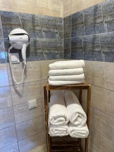 einen Haufen Handtücher auf einem Regal im Bad in der Unterkunft Well Hotel Edirne in Edirne