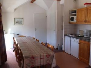 Appartement Valfréjus, 6 pièces, 12 personnes - FR-1-265-166廚房或簡易廚房