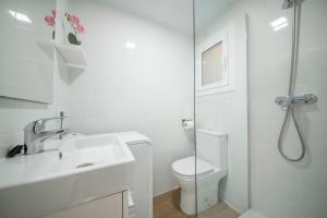 a bathroom with a toilet and a sink and a shower at Ático en Calella a 7 minutos de la playa in Calella
