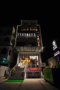 un edificio con escaleras que conducen a él por la noche en Hotel Pavitra en Pūrnia