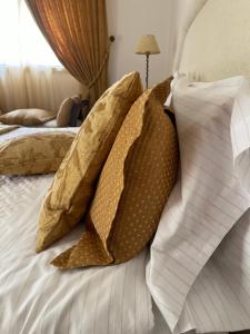 een stapel kussens op een bed in een slaapkamer bij Casa dos Pexins in Nazaré