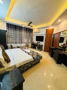 um quarto de hotel com uma cama e uma secretária em Hotel Satwah Home Stay em Nova Deli