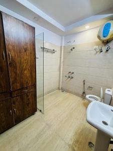 Koupelna v ubytování Hotel Satwah Home Stay Just 10 Minute Away Form Nizamuddin Railway Station + 37 fotografií