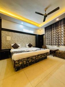 a bedroom with a bed and a ceiling fan at Hotel Satwah Home Stay in New Delhi