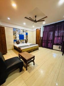 Postel nebo postele na pokoji v ubytování Hotel Satwah Home Stay Just 10 Minute Away Form Nizamuddin Railway Station