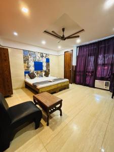Postel nebo postele na pokoji v ubytování Hotel Satwah Home Stay Just 10 Minute Away Form Nizamuddin Railway Station