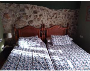 利亞內斯的住宿－Casa Lula 3 Pendueles LLanes，卧室内两张并排的床