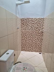 ein kleines Bad mit einer Dusche und einem WC in der Unterkunft Edícula c/ wifi e banheiro externo em Capão Bonito in Capão Bonito
