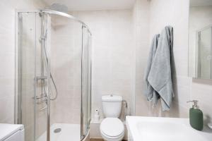 y baño con ducha, aseo y lavamanos. en L'Amarante, T1 avec Terrasse, Beaux Arts, en Montpellier