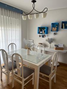 uma sala de jantar com uma mesa branca e cadeiras em La Madriguera de Toledo em Bargas