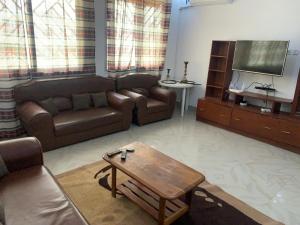 a living room with a couch and a coffee table at Appartement chambre meublée 1 in Dakar