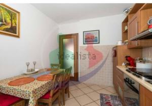 la casa di Camilla في Volvera: مطبخ مع طاولة وغرفة طعام