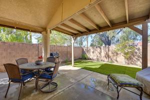 eine Terrasse mit einem Tisch und Stühlen sowie einem Hof in der Unterkunft Renovated Yuma Home with Community Pool! in Yuma