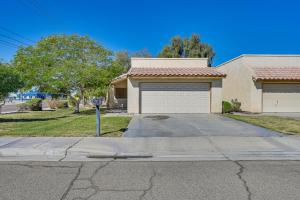 una casa con parquímetro frente a una entrada en Renovated Yuma Home with Community Pool!, en Yuma