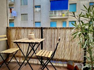 een tafel en stoelen op een balkon met een hek bij Milano Modern Home in Milaan