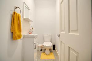インバネスにあるNovar 4 Bedroom House Alnessのトイレと洗面台を備えた白いバスルーム +28枚の写真