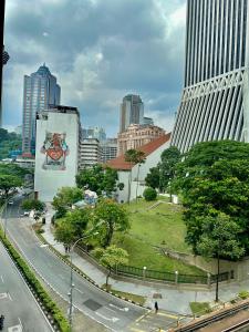 een stadsstraat met een gebouw met een bord erop bij Swing & Pillows - KL Masjid India formerly known as Mountbatten Hotel Kuala Lumpur in Kuala Lumpur