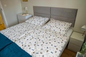 um quarto com uma cama com uma colcha com animais em Apartament Nr 2 Zaułek Portowy em Ustka