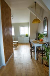 uma cozinha e sala de jantar com mesa e cadeiras em Apartament Nr 2 Zaułek Portowy em Ustka