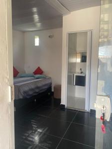 カボ・フリオにあるKit net linda e aconcheganteのベッド1台とシンク付きの小さな客室です。