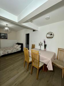 Uma cama ou camas num quarto em Apartmani Simona