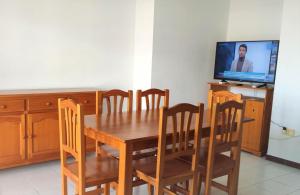 comedor con mesa, sillas y TV en Costa Brasil Superior Orangecosta, en Benicàssim