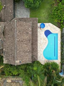 an overhead view of a swimming pool next to a house at Casa Pomar do Aconchego in Paraty