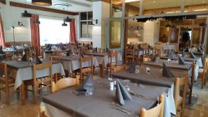 カステッロ・テジーノにあるAlbergo Bellavistaのテーブルと椅子が並ぶダイニングルーム
