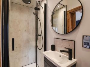 ein Badezimmer mit Dusche, Waschbecken und Spiegel in der Unterkunft Beth's Cottage in Malton + 28 Fotos