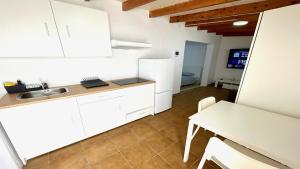 Kuchyň nebo kuchyňský kout v ubytování Welooveyou Arenas Cottage