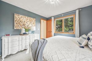 um quarto com uma cama branca e uma janela em Salt & Serenity Large home for seven near beach access with private spa! em Lincoln City