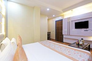 a hotel room with a bed and a tv at Frankstay by Hotel Satwah 29 Unit By Preet Palac in New Delhi